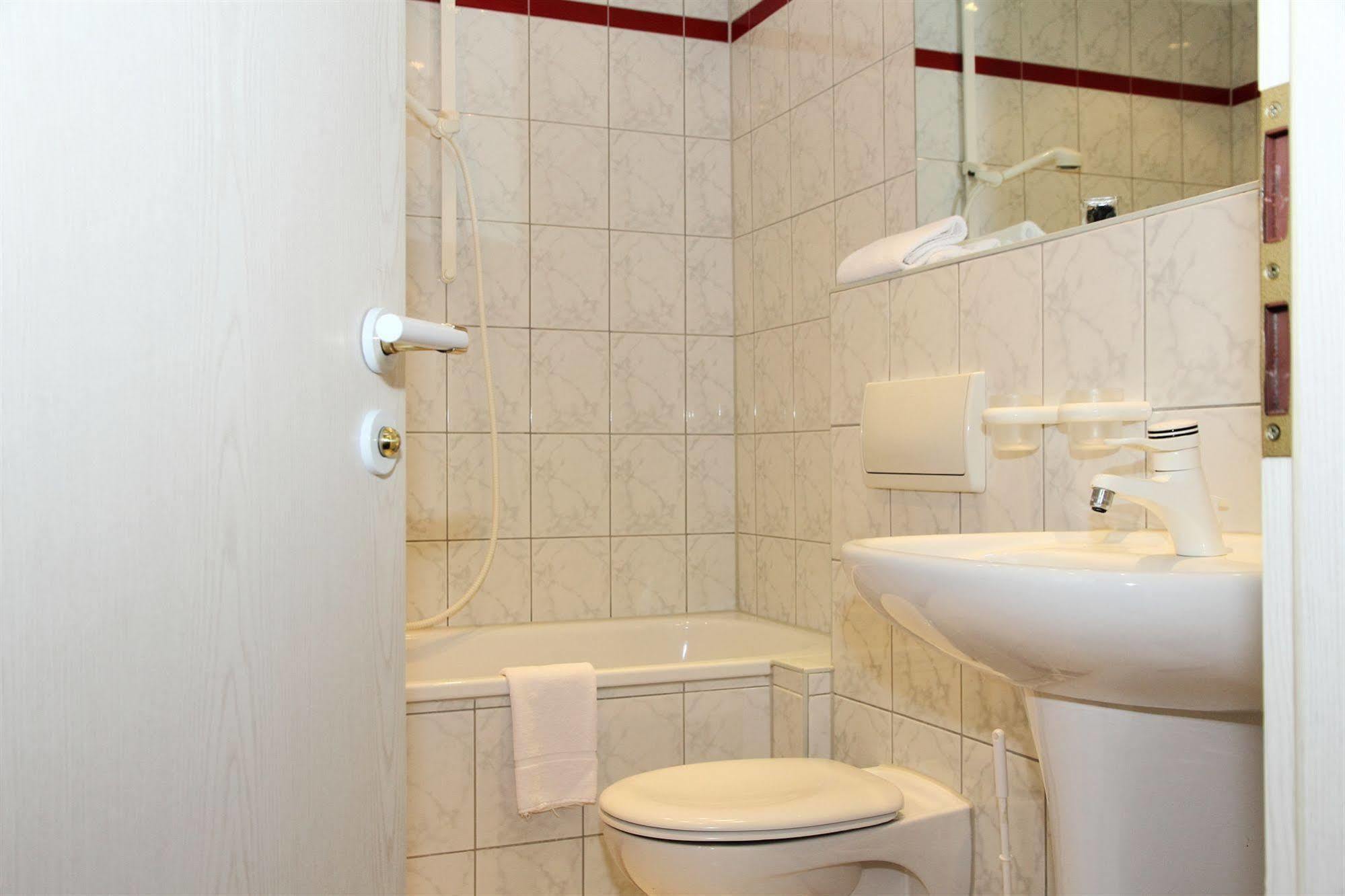 Hotel Und Restaurant Kranichsberg Woltersdorf  Екстериор снимка
