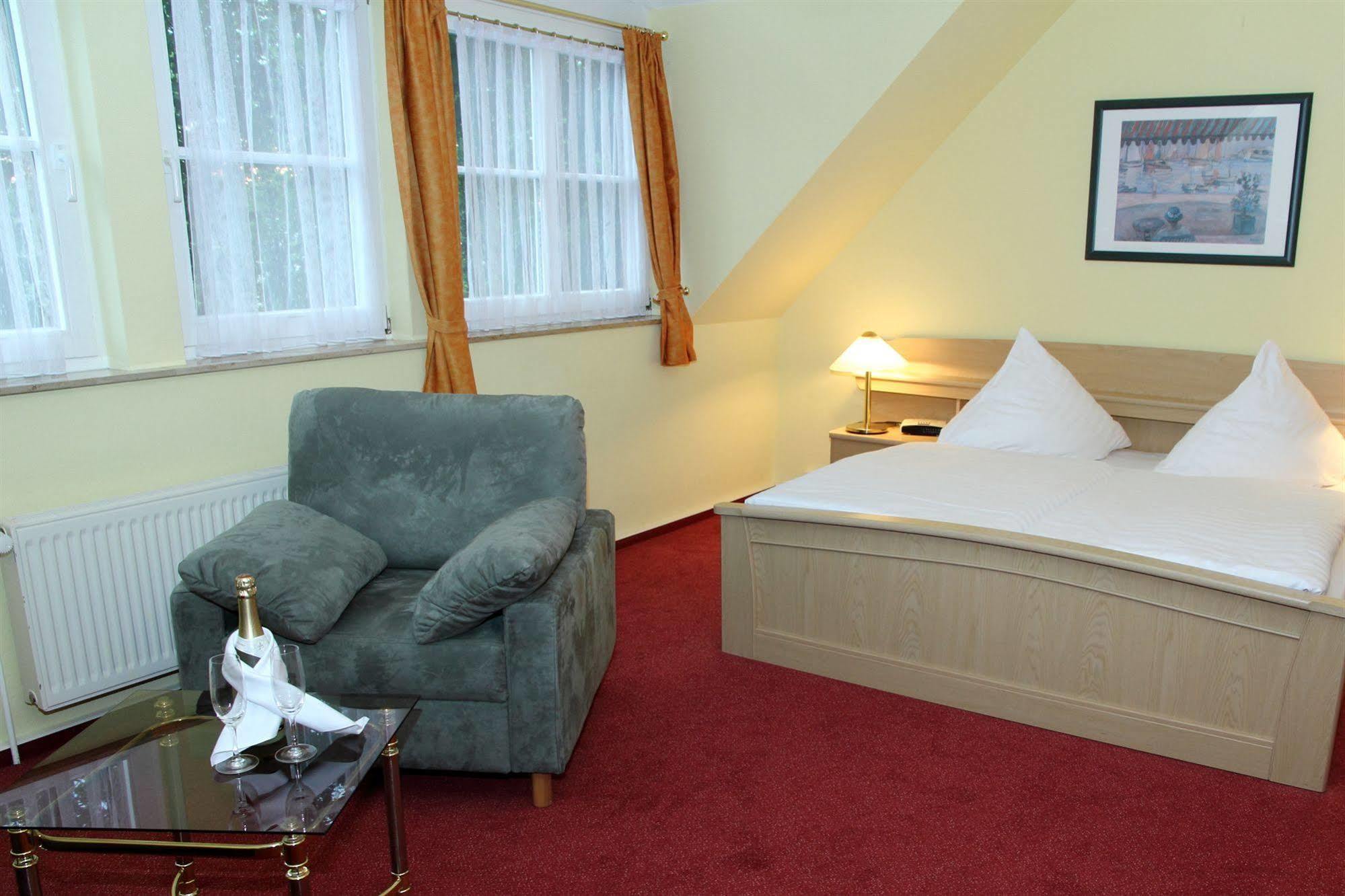 Hotel Und Restaurant Kranichsberg Woltersdorf  Екстериор снимка